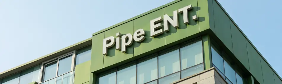 Pipe ENT. 간판이 걸린 초록색 건물